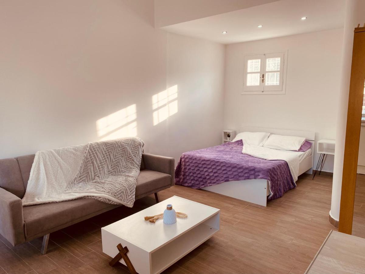Louvros Luxury Suites Dassia  Exterior photo