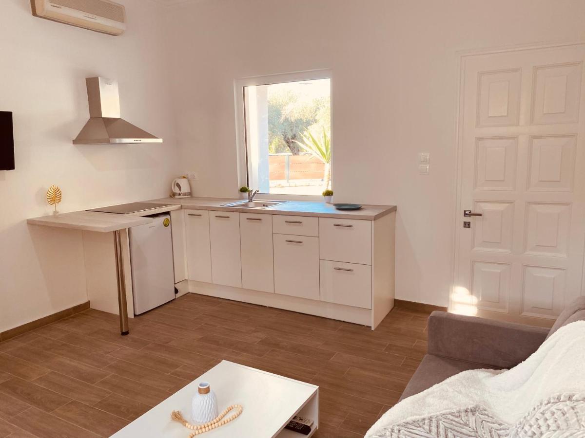 Louvros Luxury Suites Dassia  Exterior photo